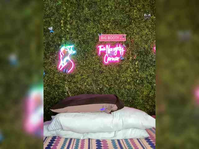 SarenaSoThick webcam