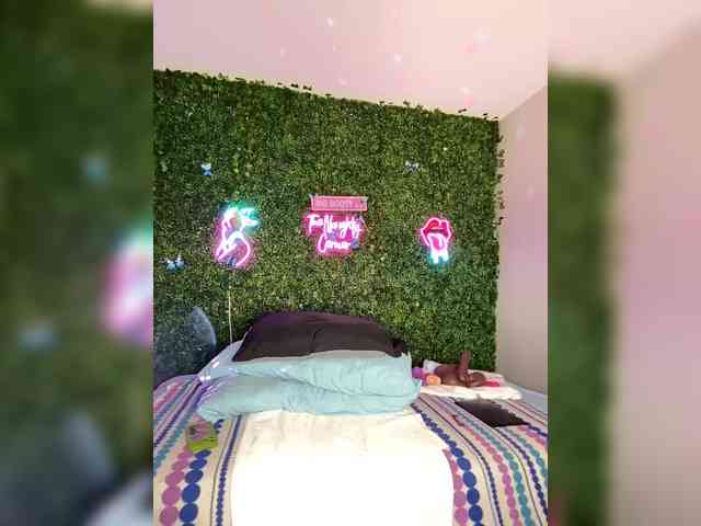 SarenaSoThick webcam