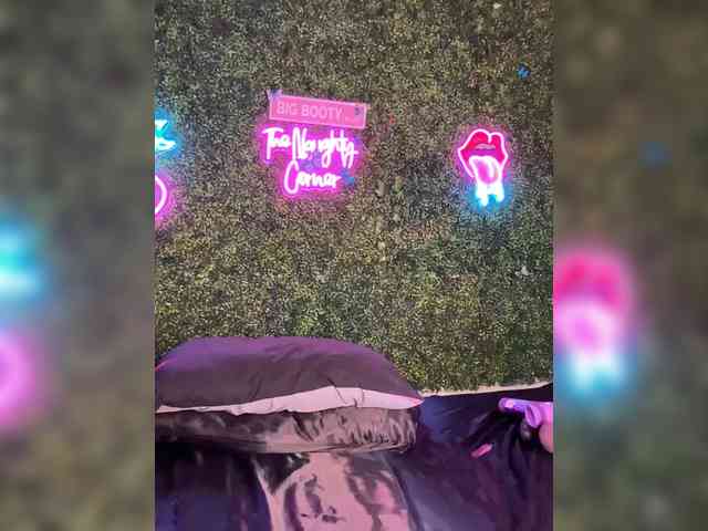 SarenaSoThick webcam