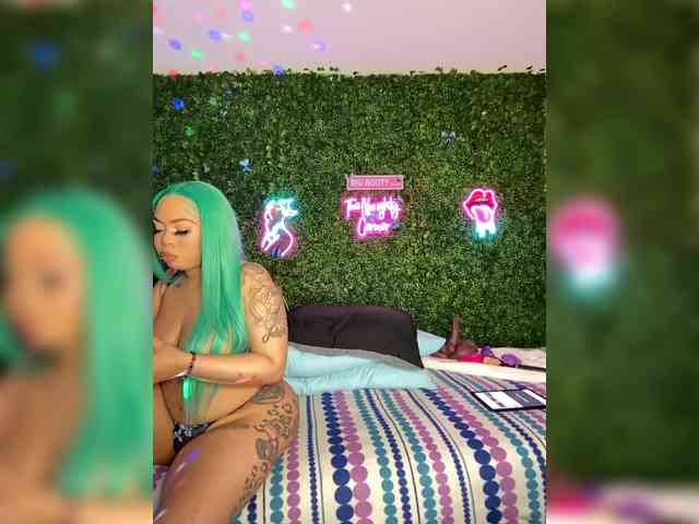 SarenaSoThick webcam