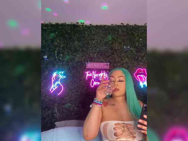 SarenaSoThick webcam