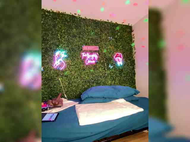 SarenaSoThick webcam