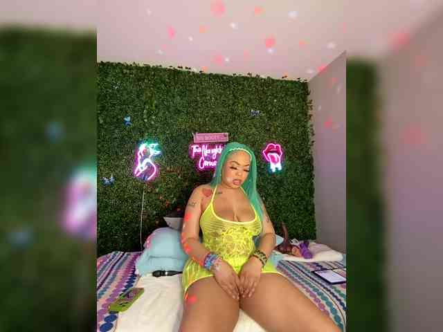 SarenaSoThick webcam