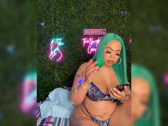 SarenaSoThick webcam