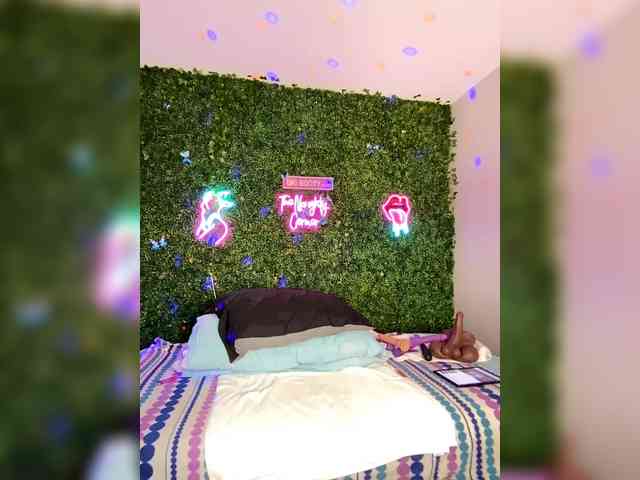 SarenaSoThick webcam