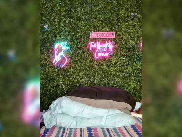 SarenaSoThick webcam