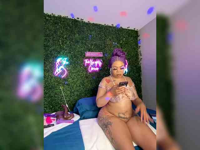 SarenaSoThick webcam