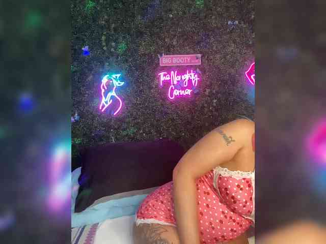 SarenaSoThick webcam