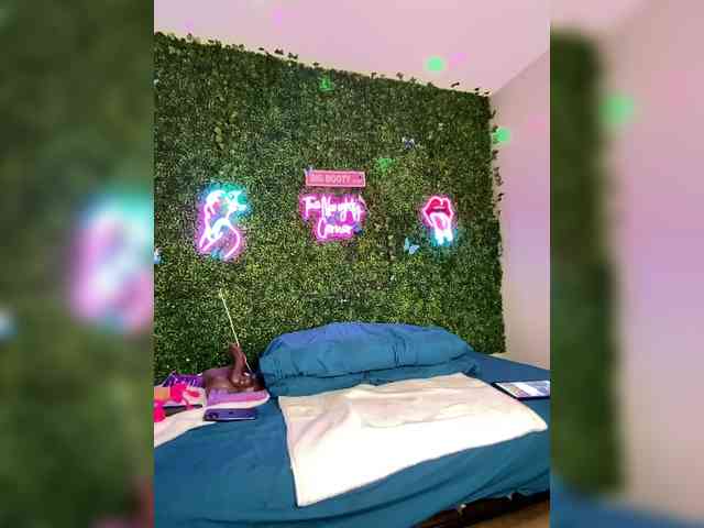 SarenaSoThick webcam