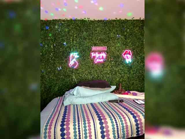 SarenaSoThick webcam