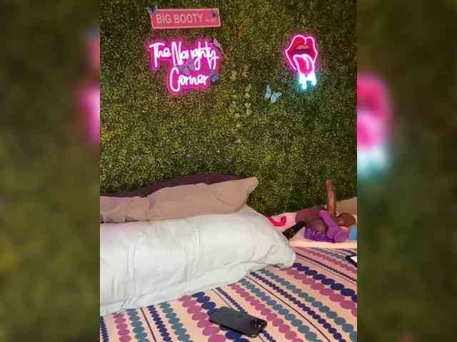 SarenaSoThick webcam