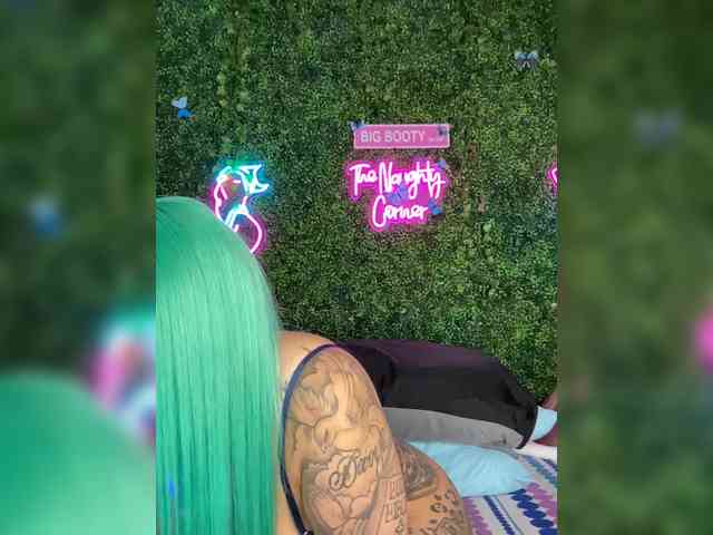 SarenaSoThick webcam