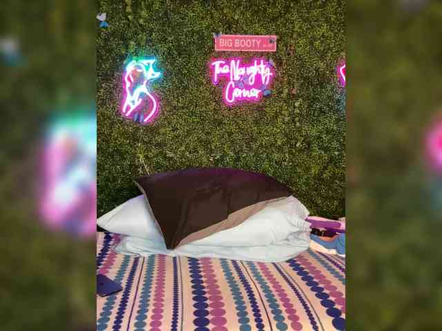 SarenaSoThick webcam