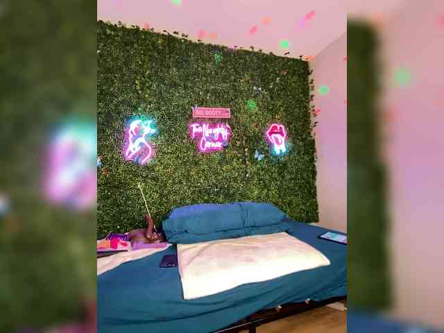 SarenaSoThick webcam