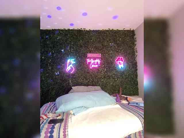 SarenaSoThick webcam