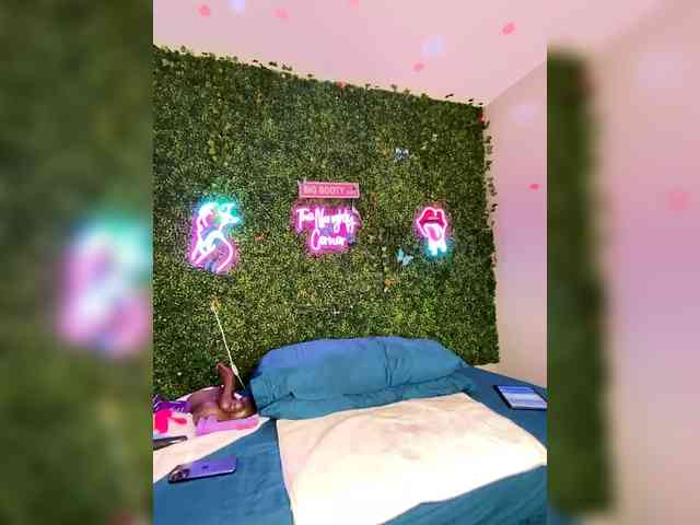 SarenaSoThick webcam