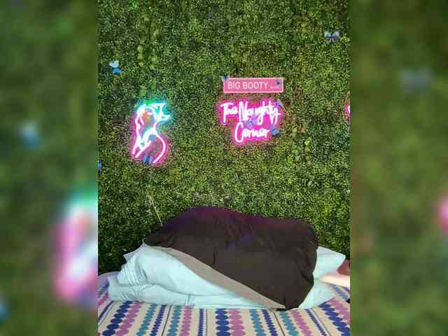 SarenaSoThick webcam