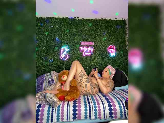 SarenaSoThick webcam