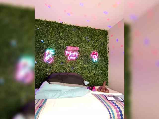 SarenaSoThick webcam