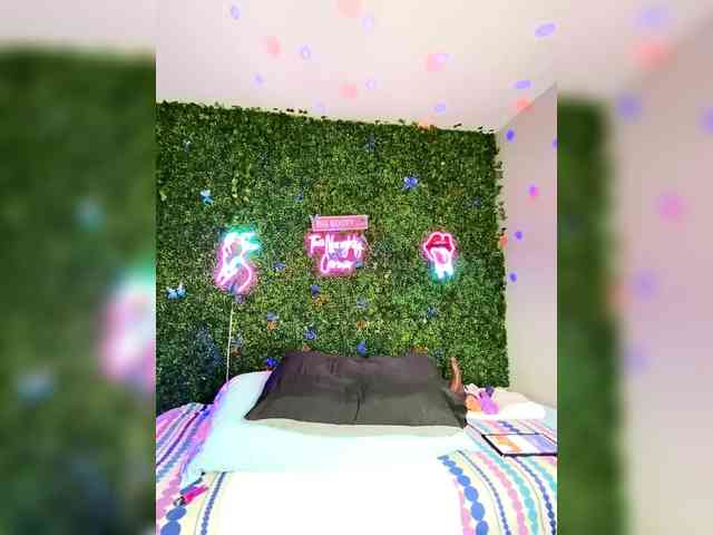 SarenaSoThick webcam