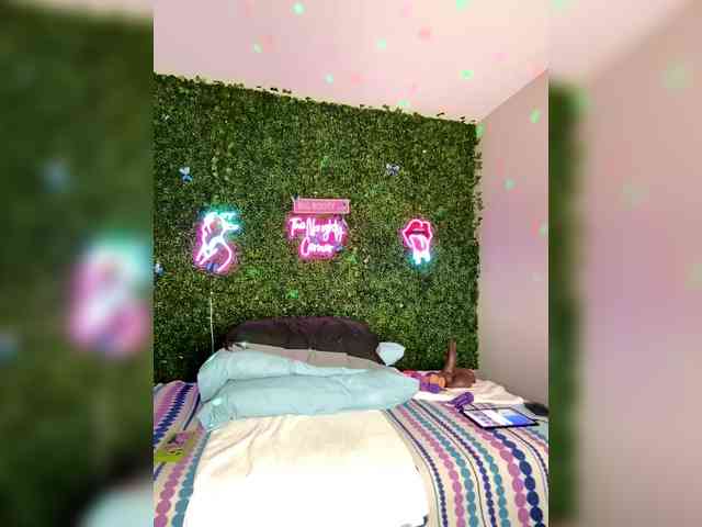 SarenaSoThick webcam