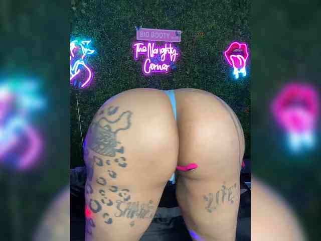 SarenaSoThick webcam