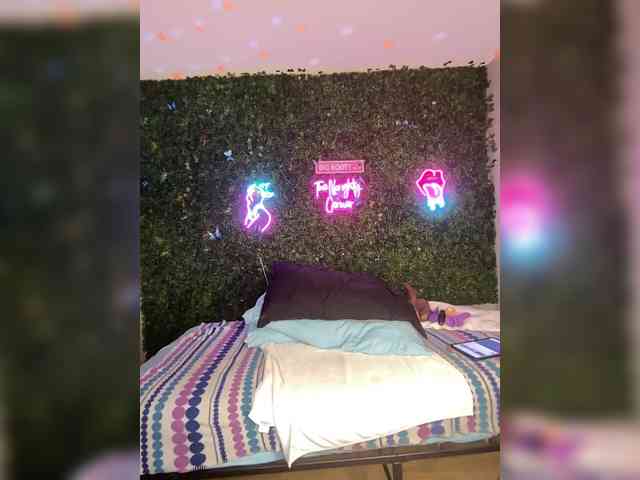 SarenaSoThick webcam