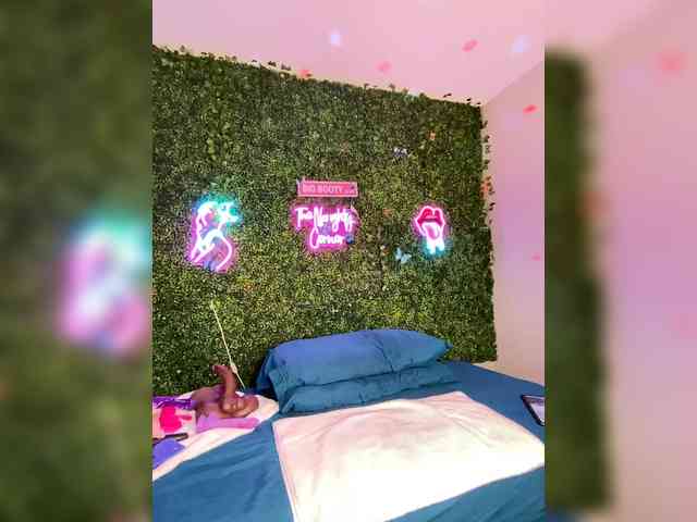 SarenaSoThick webcam