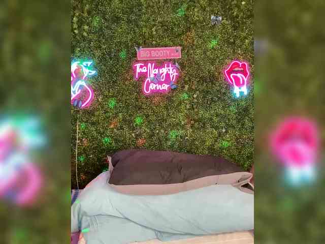 SarenaSoThick webcam