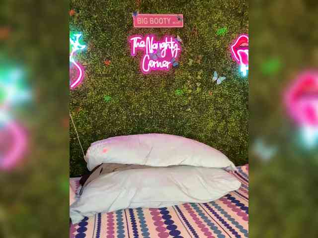 SarenaSoThick webcam