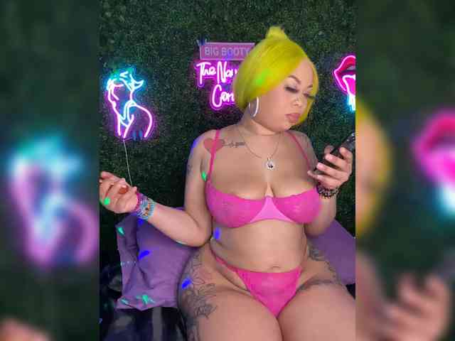 SarenaSoThick webcam