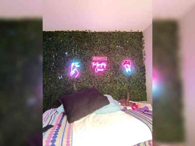 SarenaSoThick webcam