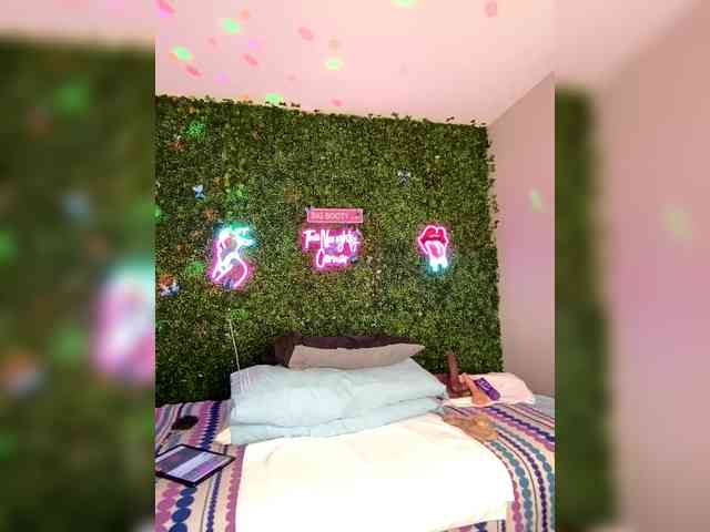 SarenaSoThick webcam