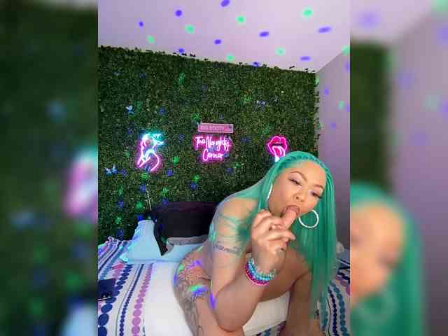 SarenaSoThick webcam