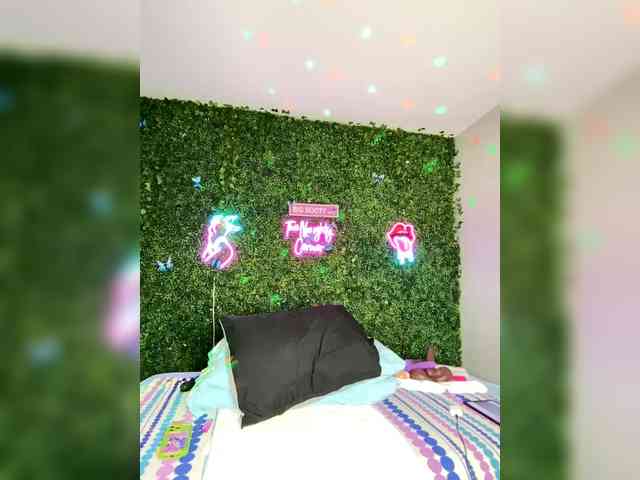 SarenaSoThick webcam