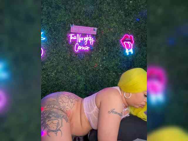 SarenaSoThick webcam