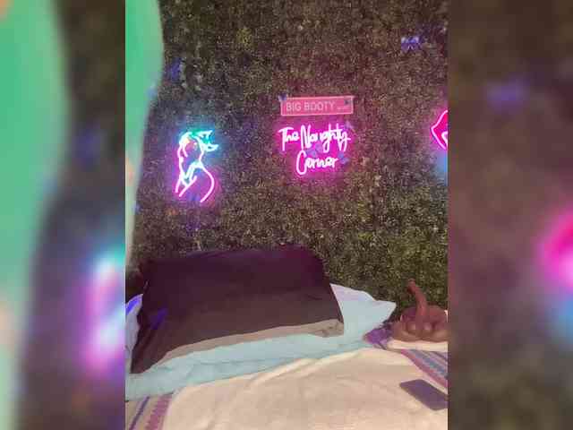 SarenaSoThick webcam