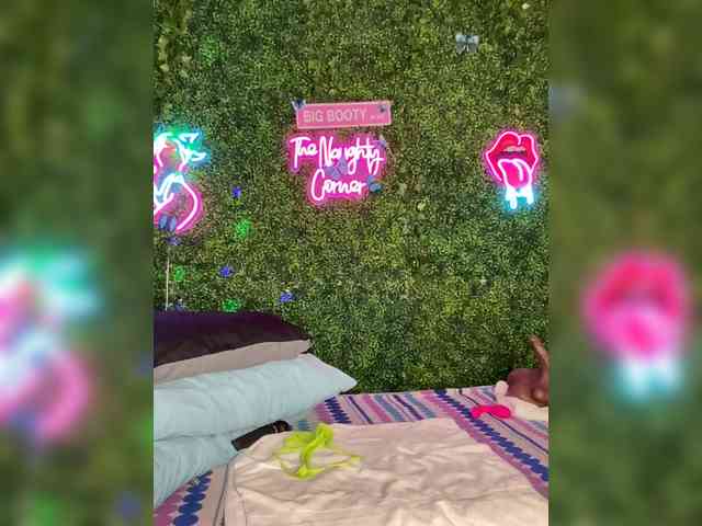 SarenaSoThick webcam