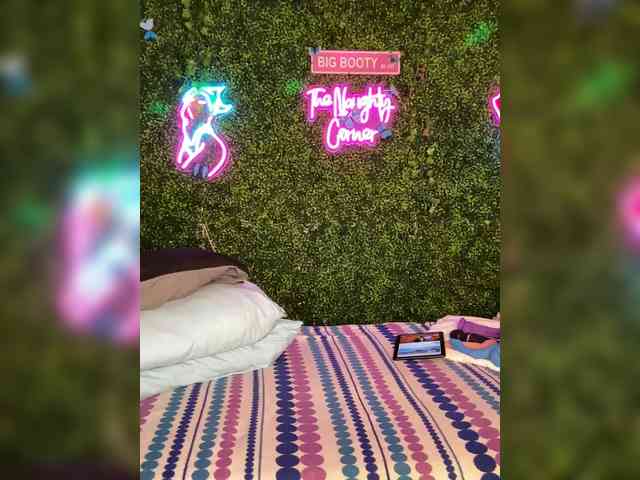 SarenaSoThick webcam