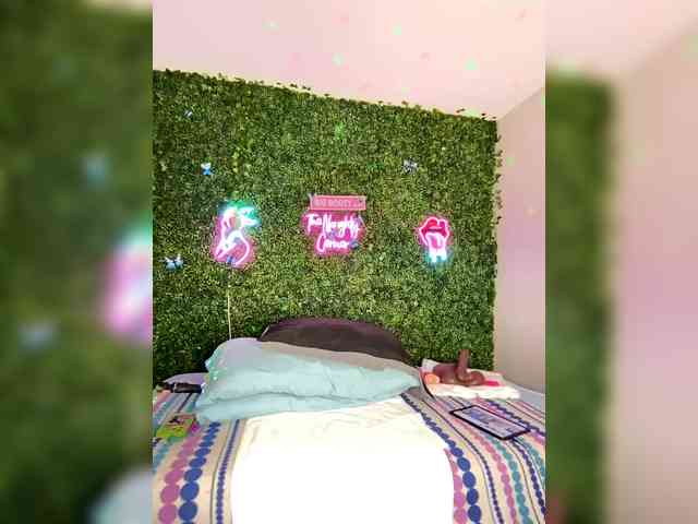 SarenaSoThick webcam