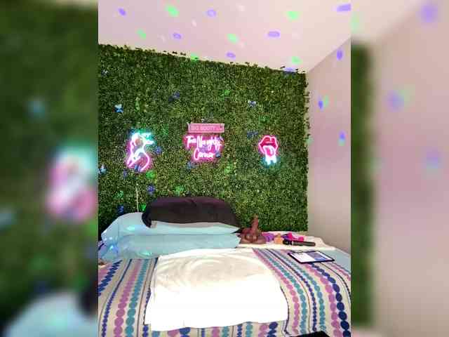 SarenaSoThick webcam