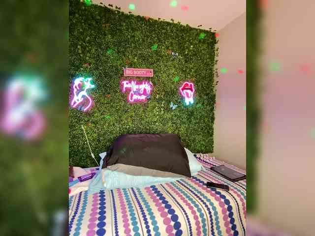 SarenaSoThick webcam