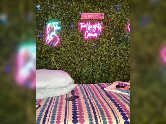 SarenaSoThick webcam