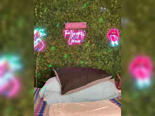 SarenaSoThick webcam