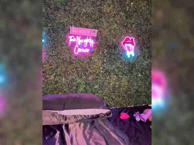 SarenaSoThick webcam