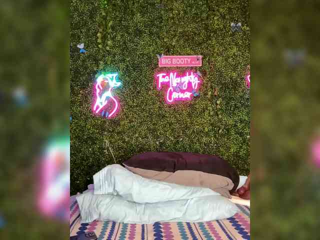 SarenaSoThick webcam