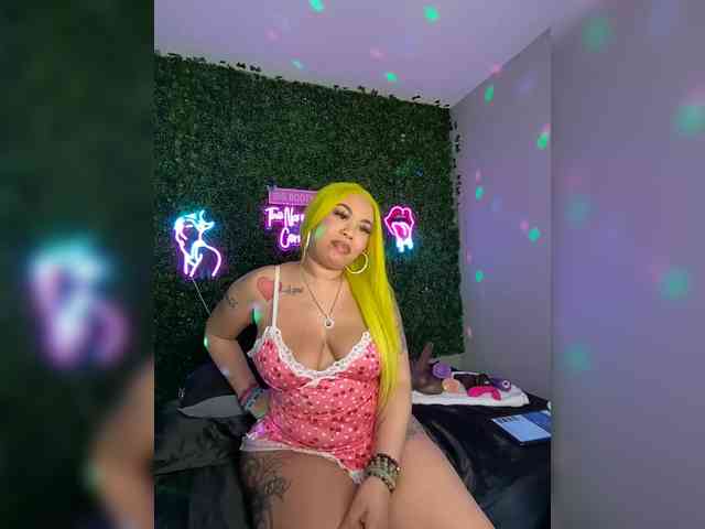 SarenaSoThick webcam