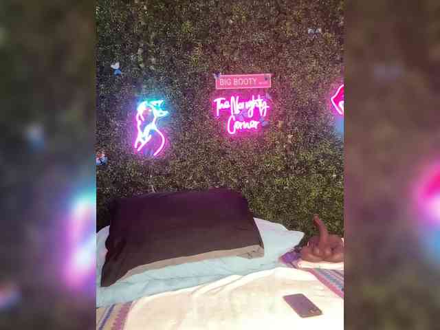 SarenaSoThick webcam