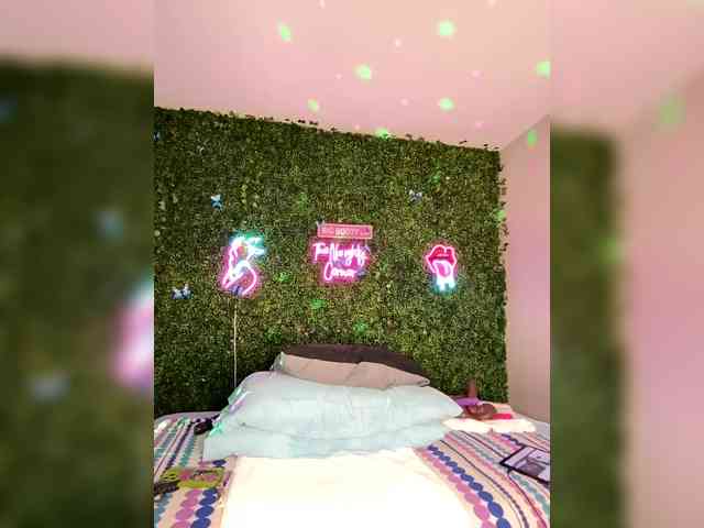 SarenaSoThick webcam