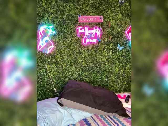 SarenaSoThick webcam